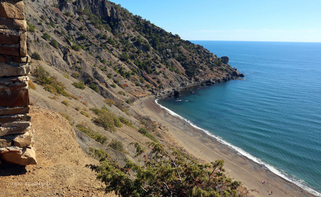 Вид с крепости Кутлак на Крымские горы и Чёрное море